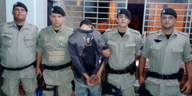 29º BPM em ação: Policiais apreendem drogas, moto, dinheiro e prendem suspeito