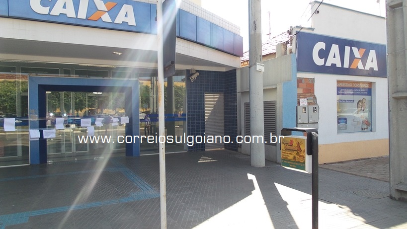 Veja pequeno portão à direita da foto. Atrás dele está o corredor que dá acesso às janelas arrombadas