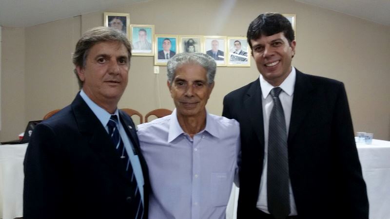 Dr. Walter Elias - ao centro - cumprimenta presidente Cristóvam Júnior e vice, Leonardo Frauzino, seu filho