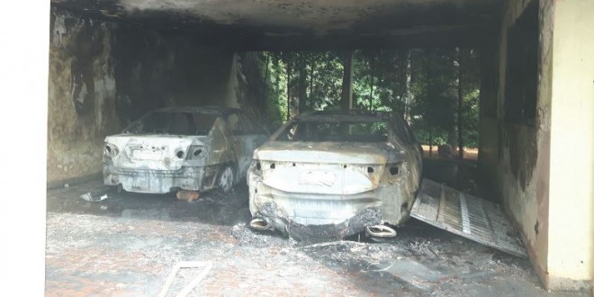 Fogo destrói parte de sobrado e dois carros na garagem, em Itumbiara