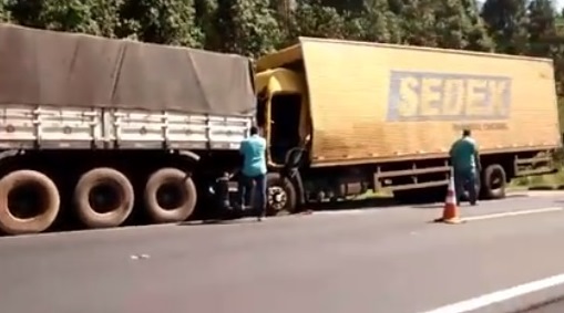 Sombra da Mata: Acidente entre dois caminhões deixa um dos condutores gravemente ferido