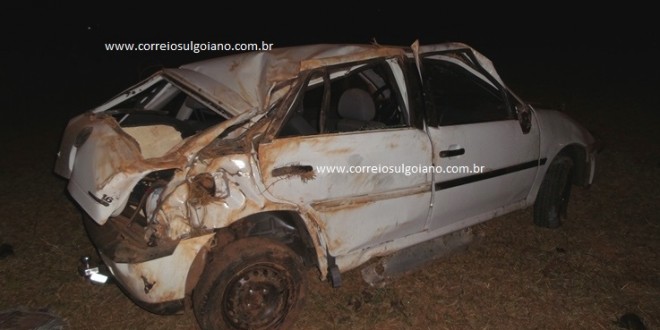 Três ficam feridos em Morrinhos após carro sair da pista e capotar próximo ao parque de exposição. Condutor evadiu!