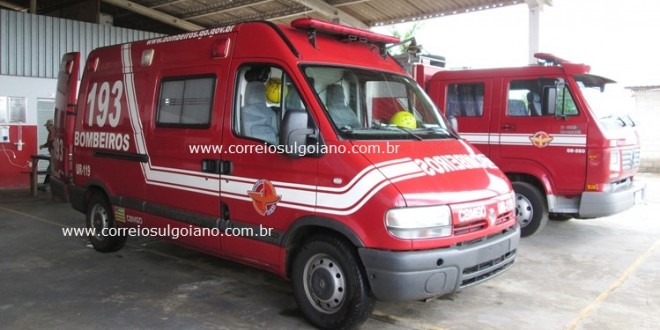Homens agridem bombeiros e tentam entrar na ambulância para ter acesso à vítima de facada que estava sendo socorrida