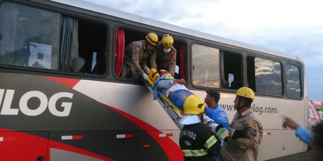 Ônibus com funcionários da Usina colide na traseira de carreta carregada com cana-de-açúcar, em Mineiros-GO