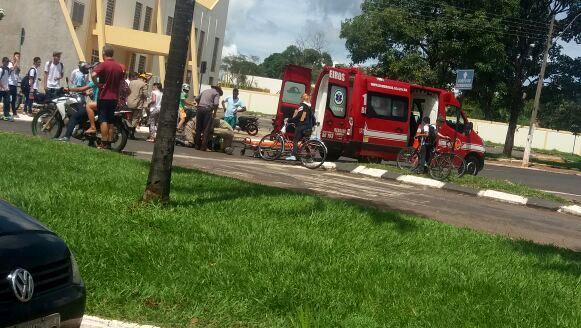De novo!!! Carro x Moto… Condutora do Ciclomotor machucou a perna com gravidade, em Morrinhos