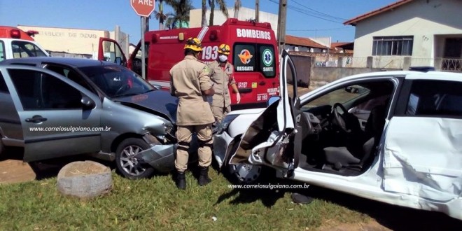 Após acidente condutora fica presa e Bombeiros agem rápido para resgatá-la. Os dois condutores ficaram feridos!