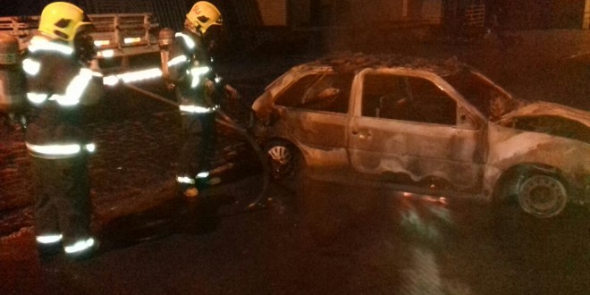 Carro pega fogo dentro da garagem e Corpo de Bombeiros age rápido para conter chamas e apagar o incêndio