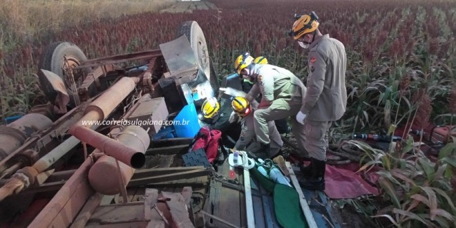 Caminhão sai da pista, tomba e motorista fica preso às ferragens. Corpo de Bombeiros agiu rápido e fez o resgate Caminhão sai da pista, tomba e motorista fica preso às ferragens. Corpo de Bombeiros agiu rápido e fez o resgate