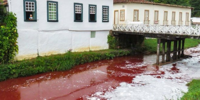 Polícia Civil investiga acidente com caminhão que derramou 10 mil litros de sangue bovino no Rio Vermelho