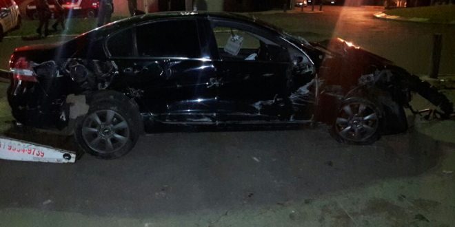 Carro capota e invade lanchonete em Goiatuba! Em Caldas Novas jovem é socorrido na carroceria de caminhonete Carro capota e invade lanchonete em Goiatuba! Em Caldas Novas jovem é socorrido na carroceria de caminhonete