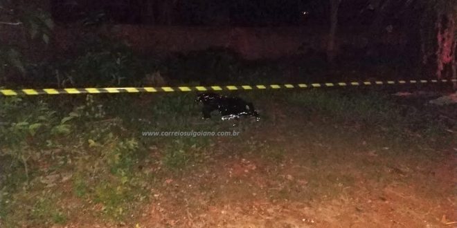 HOMICÍDIO – Homem é morto a tiros em Morrinhos. Dois homens em moto chegaram e atiraram – informou a PM