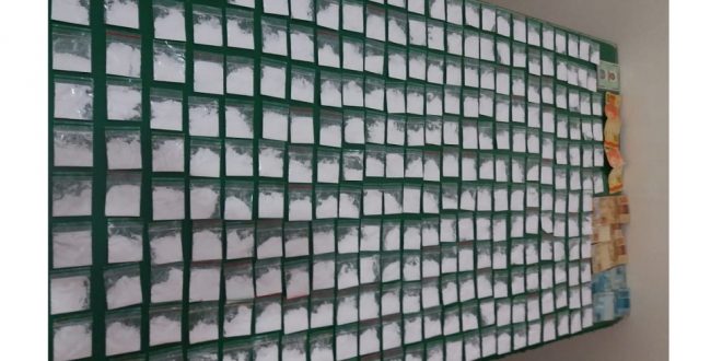 TRÁFICO DE DROGAS: Homem de 20 anos é preso e várias porções de cocaína são apreendidas pela PM