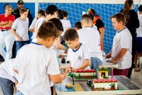 Alunos das Escolas Municipais de Morrinhos vivenciam na prática a importância da segurança no trânsito Alunos das Escolas Municipais de Morrinhos vivenciam na prática a importância da segurança no trânsito