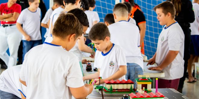 Alunos das Escolas Municipais de Morrinhos vivenciam na prática a importância da segurança no trânsito