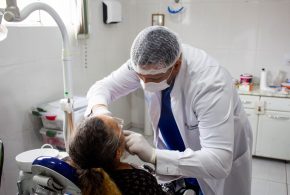 Morrinhos entrega mais de 120 próteses dentárias no CEO e inicia lista de atendimentos para 2026