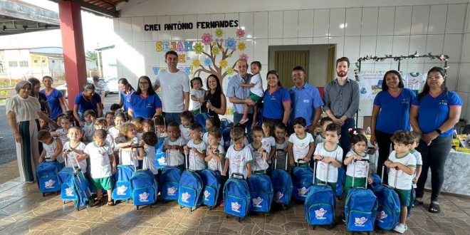 Prefeitura de Itumbiara entrega uniformes para quase 13 mil estudantes