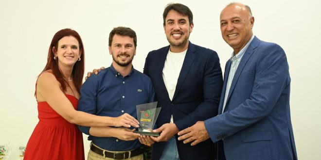 Pelo segundo ano consecutivo, prefeito Maycllyn Carreiro recebe Prêmio Prefeito Amigo da Agricultura Familiar