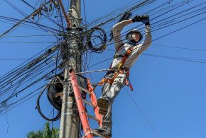 Prefeitura de Morrinhos conclui força-tarefa e retira mais de 200 quilos de fios inutilizados dos postes