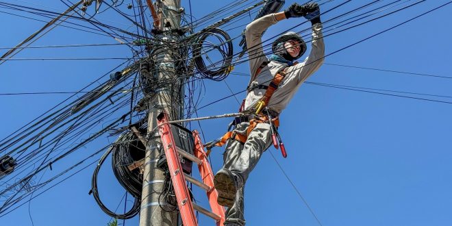 Prefeitura de Morrinhos conclui força-tarefa e retira mais de 200 quilos de fios inutilizados dos postes
