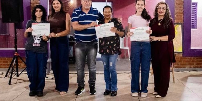 Casa Rosa recebe exposição de pinturas e entrega de certificados em Morrinhos