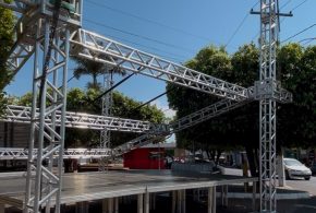 A Prefeitura de Morrinhos, por meio da Secretaria Municipal de Educação, está finalizando a montagem de toda a estrutura para o tradicional Desfile Cívico de 7 de Setembro